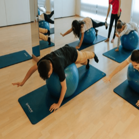 Clase de pilates para mejorar la postura, el equilibrio y la fuerza corporal