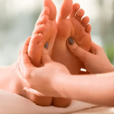 Masaje relajante de pies en con enfoque terapéutico y sensorial