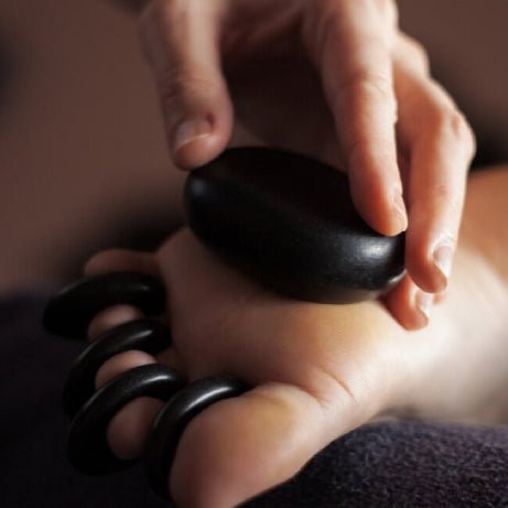Terapia relajante con piedras volcánicas que combina calor y presión para armonizar cuerpo y mente