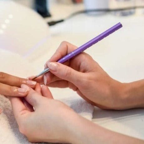 Esmalte permanente profesional con técnica de sellado para brillo intenso y resistencia prolongada