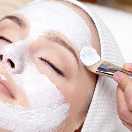 Higiene facial con técnicas purificantes y masaje Kobido para activar la circulación y tensar la piel naturalmente