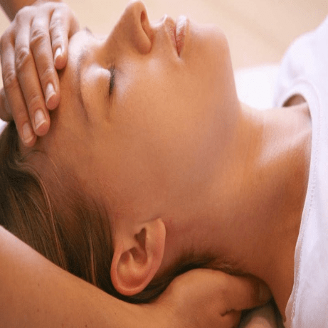 Técnica manual craneosacral suave para armonizar el cuerpo y calmar el sistema nervioso central