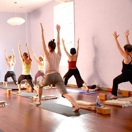 Yoga grupal con enfoque en respiración consciente, equilibrio y conexión corporal